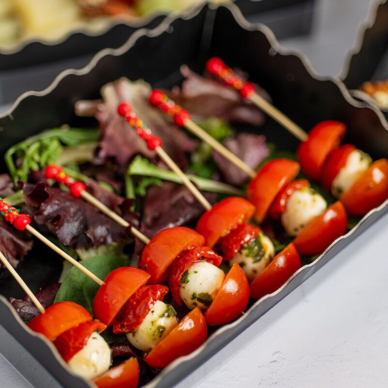 Brochetas de tomate cherry, mozzarella y pesto para cóctel, catering de María Lluch en Madrid