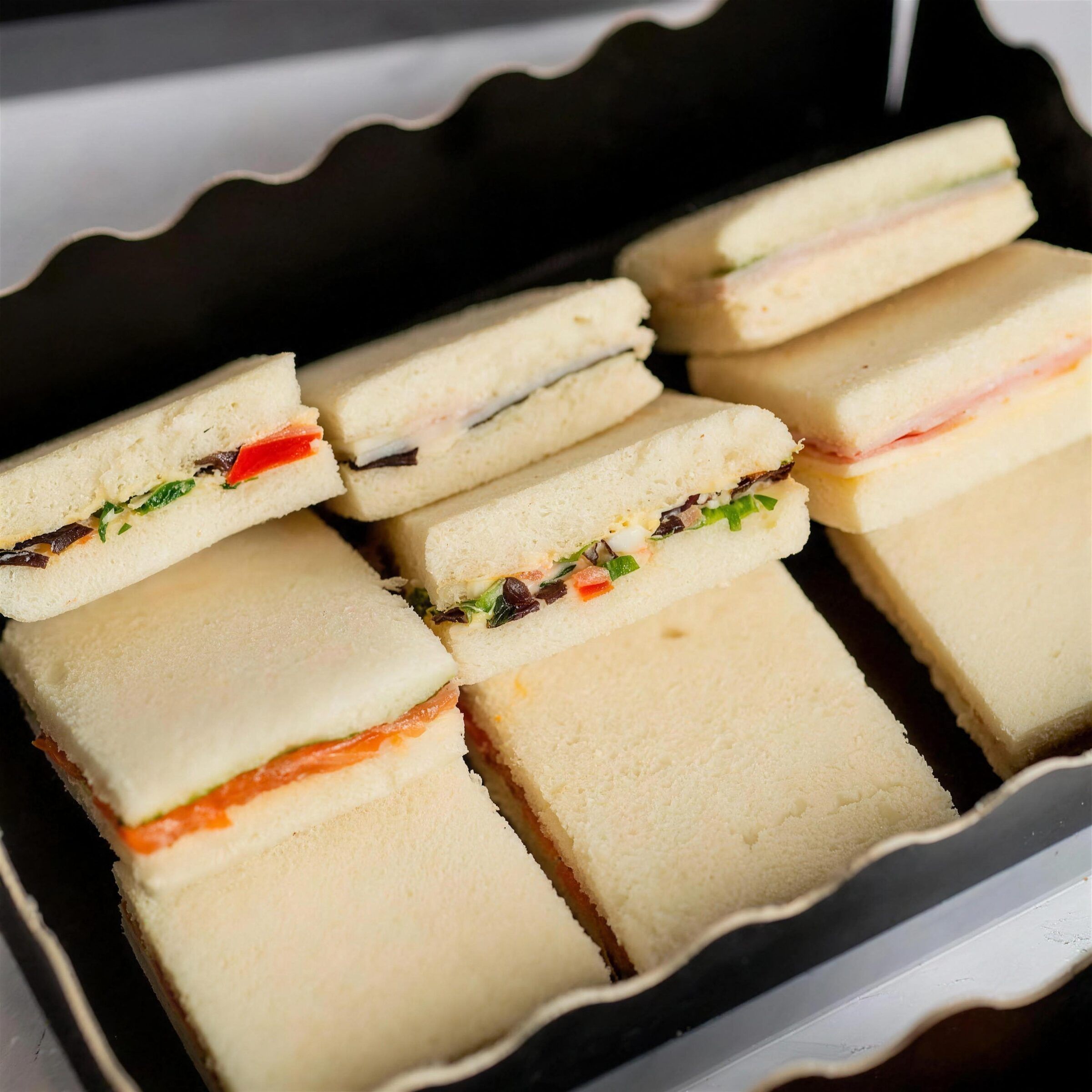 Cajita de mini sándwiches variados para desayuno o reunión de empresa, catering María Lluch en Madrid