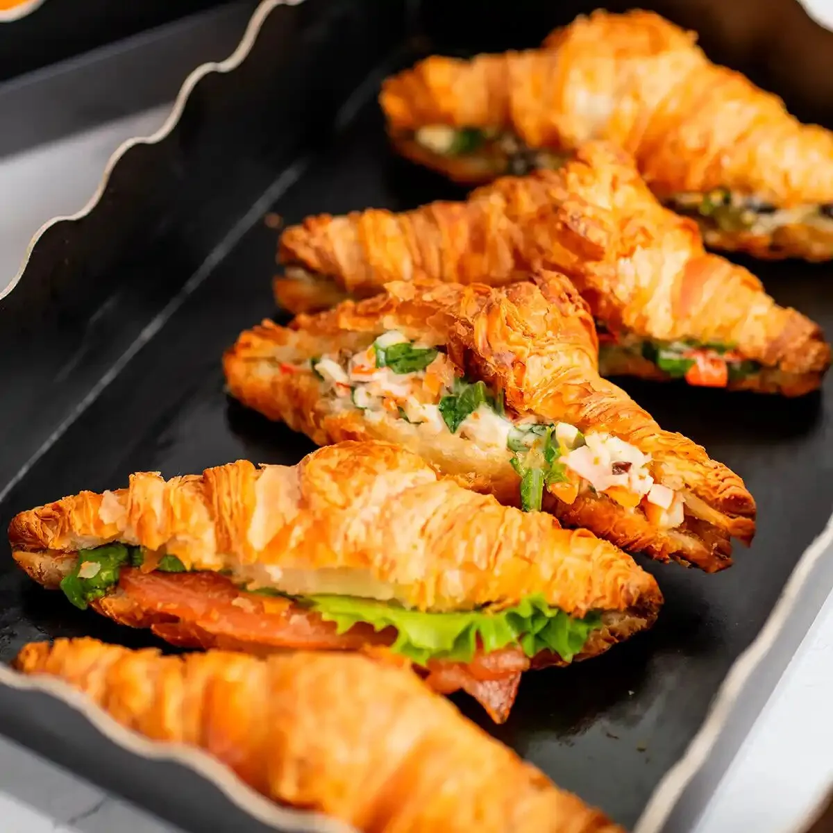 Mini croissants rellenos de salmón y ensaladilla para desayuno de empresa, María Lluch Catering en Madrid