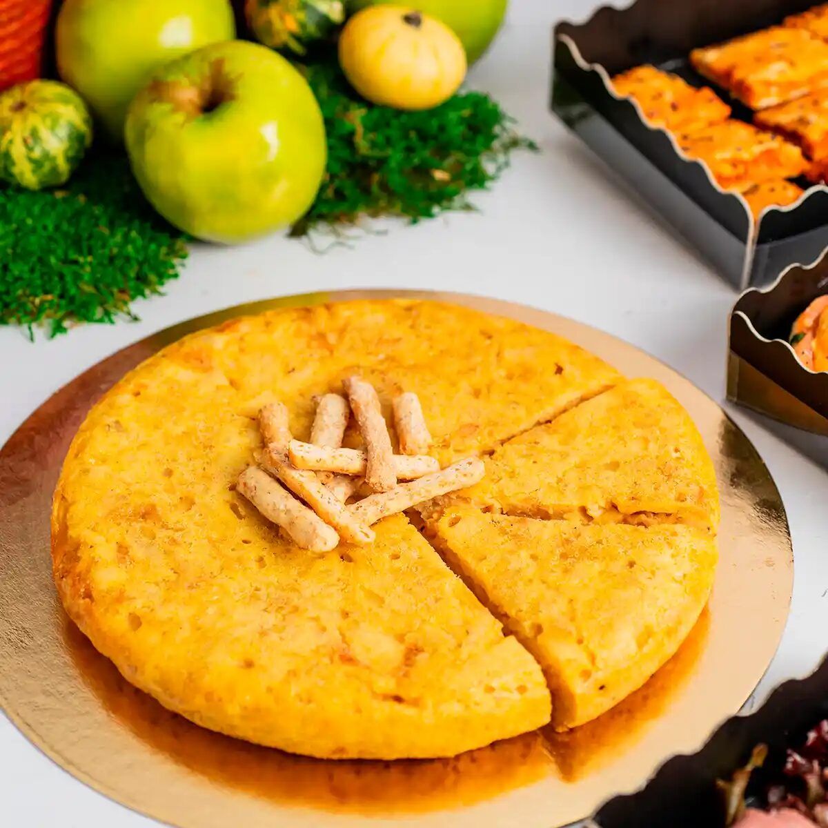 Tortilla de patatas porcionada con palitos de pan, catering de María Lluch en Madrid