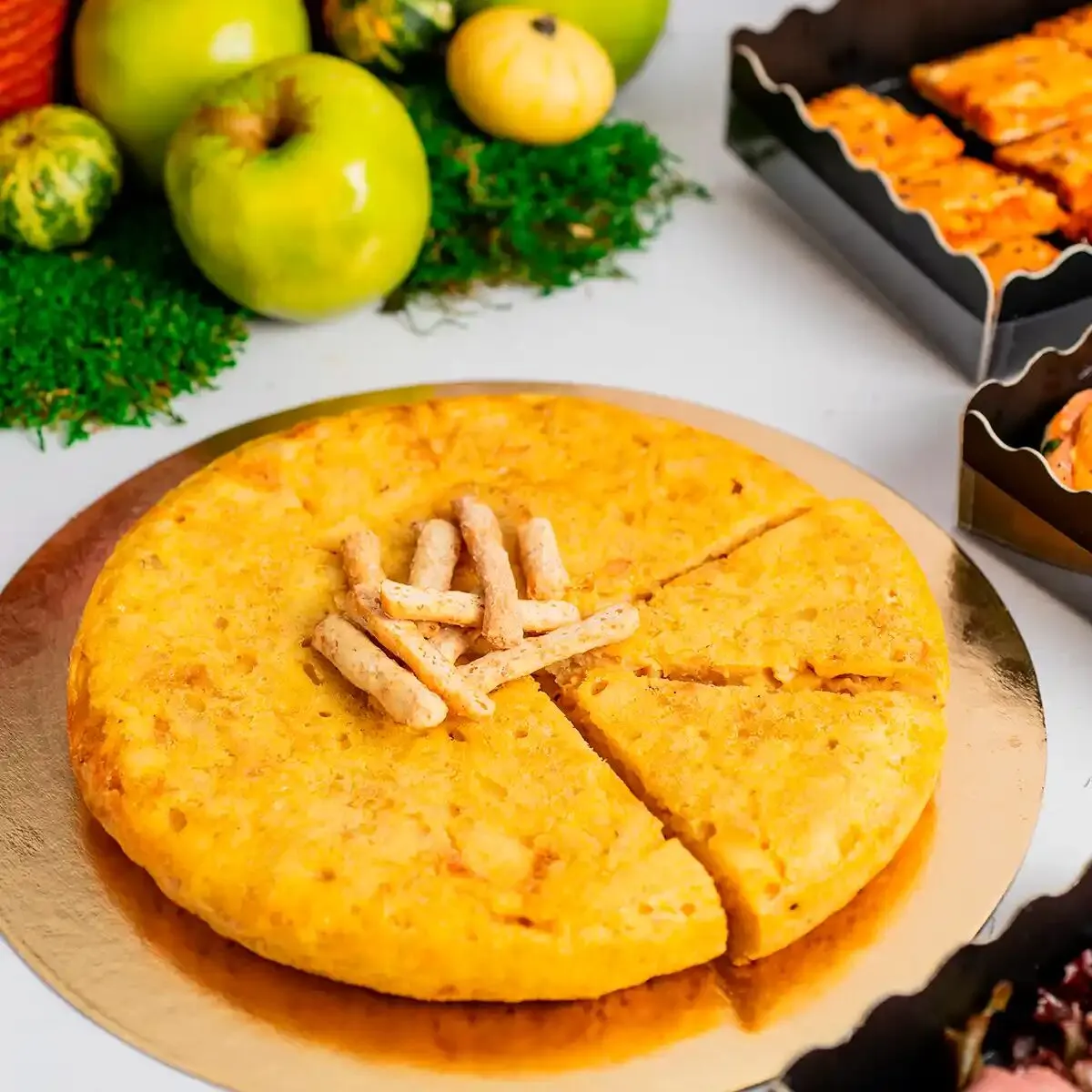 Tortilla de patatas porcionada con palitos de pan, catering de María Lluch en Madrid